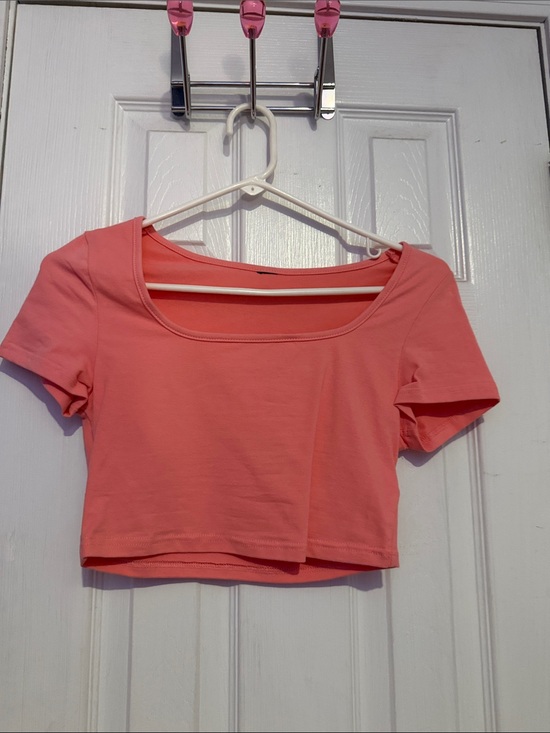 SHEIN Tops - SHEIN Coral Scoop-Neck Short Sleeve Crop Top